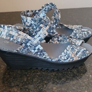 bernie mev. Black, tan, and White Woven Wedges